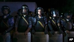 Polisi Armenia mengamankan lokasi kantor polisi di Yerevan yang diduduki kawanan bersenjata (foto: dok). 