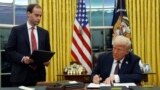 Дональд Трамп в Овальном кабинете Белого дома, 20 января 2025 года
