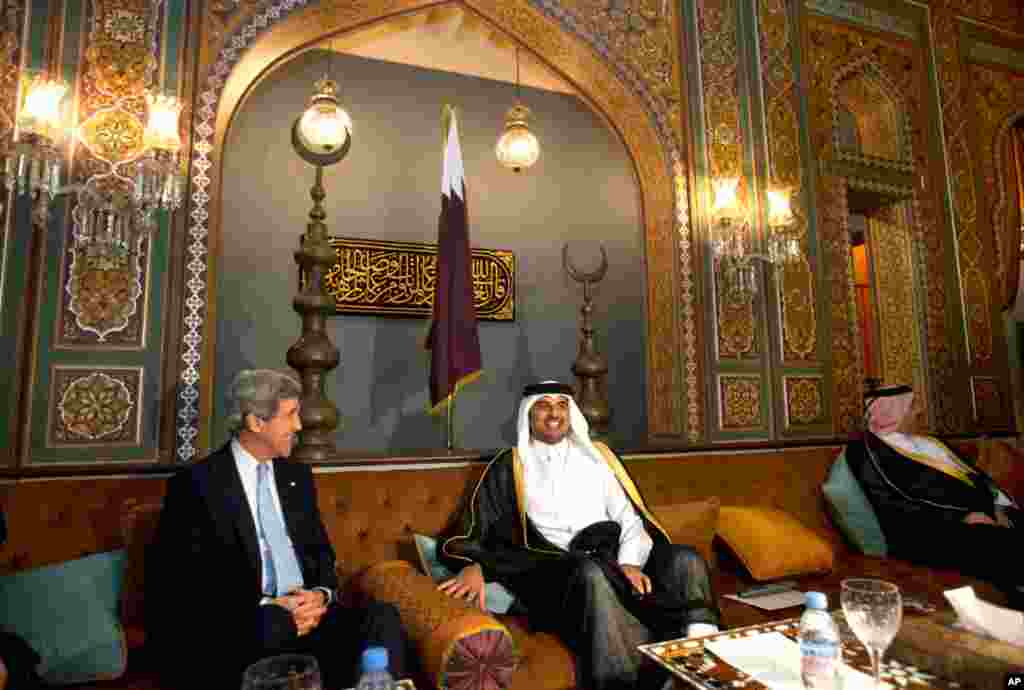 2013年3月5日，美国国务卿约翰&middot;克里（左）在多哈与卡塔尔王储塔米姆&middot;本&middot;哈马德&middot;本&middot;哈利法&middot;阿勒萨尼会谈。卡塔尔是国务卿克里首次出访的第九也是最后一站。