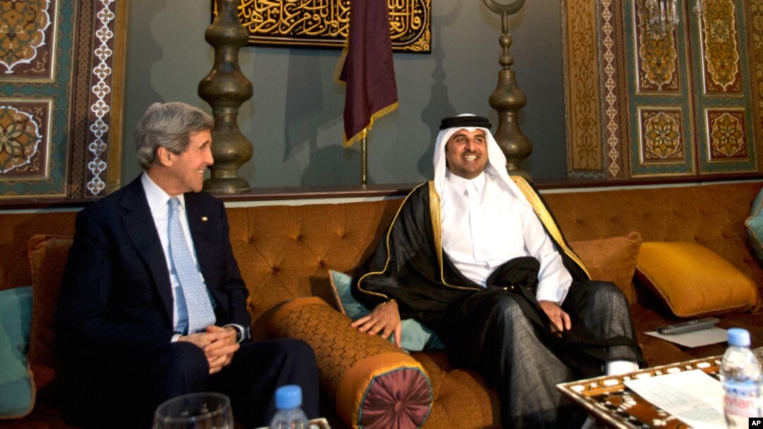 AQSh Davlat kotibi Jon Kerri (chapda) Qatarning valiahd shahzodasi Shayx Tamim Bin Hamad al-Taniy (o'rtada) bilan, Doxa, Qatar, 5-mart, 2013-yil.