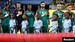 Les joueurs de l'équipe nationale marocaine de football lors de l'exécution des hymnes nationaux au stade de Port Gentil, Gabon, 29 janvier 2017.