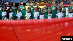 Les joueurs de l'équipe nationale marocaine de football lors de l'exécution des hymnes nationaux derrière le drapeau national avant le match, avant le match de quarts de finale de la CAN contre l'Egypte, stade de Port Gentil, Gabon, 29 janvier 2017.