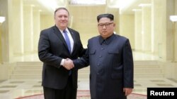 Le dirigeant nord-coréen Kim Jong Un et le secrétaire d'Etat américain Mike Pompeo dans cette photo publiée le 9 mai 2018 par l'Agence de presse coréenne du nord (KCNA) à Pyongyang.