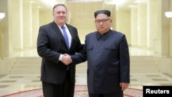 Rukovanje severnokorejskog lidera Kim Kim Jong-una i američkog državnog sekretara Mike Pompea