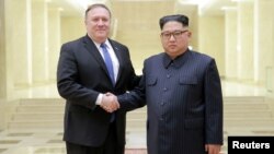 Menteri Luar Negeri AS Mike Pompeo (kiri) ketika bertemu pemimpin Korea Utara Kim Jong Un di Pyongyang, 9 Mei lalu. Pompeo akan bertemu pejabat tinggi Korea Utara di New York akhir pekan ini.