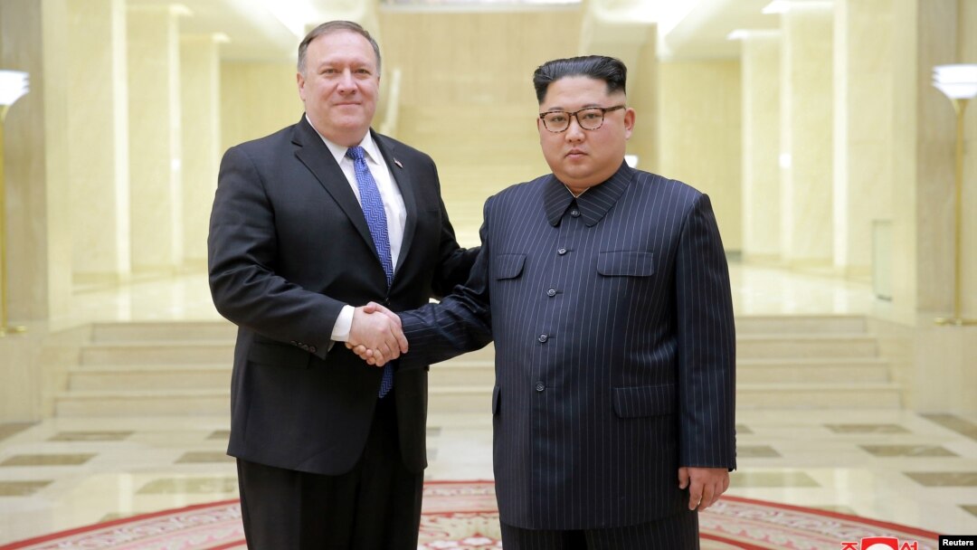 Rukovanje severnokorejskog lidera Kim Džong Una i američkog državnog sekretara Majka Pompea 