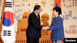 2014年11月22日老撾主席朱馬利訪問南韓與朴槿惠總統握手。