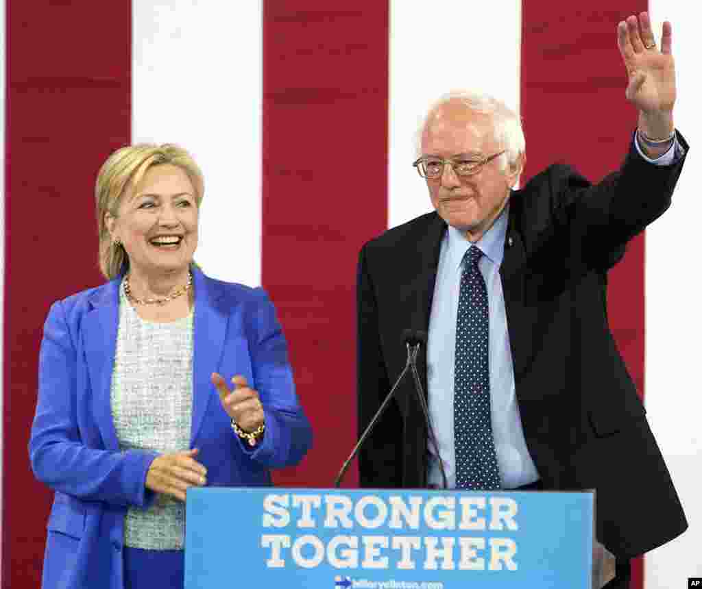 برنی سینڈرز نے ڈیموکریٹک پارٹی کے صدارتی امیدوار بننے کے لیے ہیلری کلنٹن کی حمایت کا اعلان کیا تھا۔