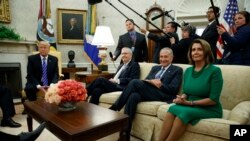 美國總統川普在白宮會見參議院多數黨領袖麥康奈爾、參議院少數黨領袖舒默、眾議院議長瑞安（不在照片裡）和眾議院少數黨領袖佩洛西（2017年9月6日）