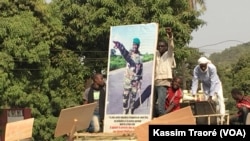 Des manifestants participent à la marche de Bamako, au Mali, le 15 décembre 2017. (VOA/Kassim Traoré)