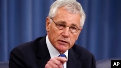 Menhan Chuck Hagel memperingatkan para anggota DPR Amerika soal konsekuensi gagalnya anggaran pemerintah (foto: dok). 