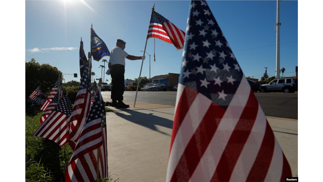 David Carrasco, miembro de la guardia de honor y veterano de la Guerra de Vietnam en un improvisado memorial al senador John McCain frente a la funeraria en Phoenix, Arizona, el martes, 28 de agosto de 2018.