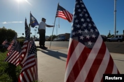 David Carrasco, miembro de la guardia de honor y veterano de la Guerra de Vietnam en un improvisado memorial al senador John McCain frente a la funeraria en Phoenix, Arizona, el martes, 28 de agosto de 2018.