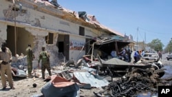 Somali security forces attend the scene of a car bomb attack on a restaurant in Mogadishu, Somalia, April 5, 2017. 