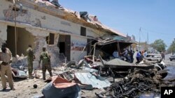 Somali security forces attend the scene of a car bomb attack on a restaurant in Mogadishu, Somalia, April 5, 2017. 