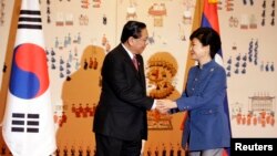 Chủ tịch nước Lào Choummaly Sayasone (trái) và Tổng thống Nam Triều Tiên Park Geun-hye 