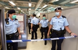 Hong Kong police officers set up police cordon as they search Apple Daily office, Aug. 10, 2020. (Credit: Apple Daily)