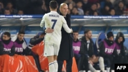 L’entraîneur Zinedine Zidane salue Cristiano Ronaldo à sa sortie, lors d'un match à Yokohama, le 18 décembre 2016.