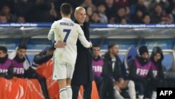 L’entraîneur Zinedine Zidane salut Cristiano Ronaldo à sa sortie, lors d'un match à Yokohama, le 18 décembre 2016.