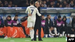 L’entraîneur Zinedine Zidane salut Cristiano Ronaldo à sa sortie, lors d'un match à Yokohama, le 18 décembre 2016.