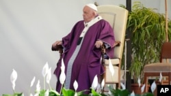 El papa Francisco en una ceremonia en el cementerio Laurentino en las afueras de Roma, el 2 de noviembre del 2024. 