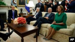 El presidente Trump acompañado por Mitch McConnell, Chuck Schumer y Nancy Pelosi en la Casa Blanca. No aparece en la foto Paul Ryan, quien también estuvo presente.