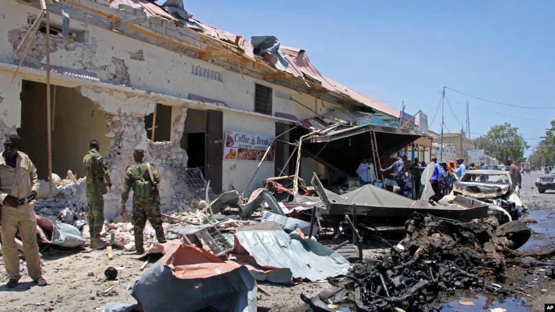 Pasukan keamanan Somalia memeriksa lokasi serangan bom di sebuah restoran di Mogadishu, Somalia, 5 April 2017. (AP Photo/Farah Abdi Warsameh)