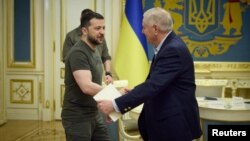 Presiden Ukraina Volodymyr Zelenskiy menyambut Senator AS Lindsey Graham di ibu kota Kyiv, 26 Mei 2023. 