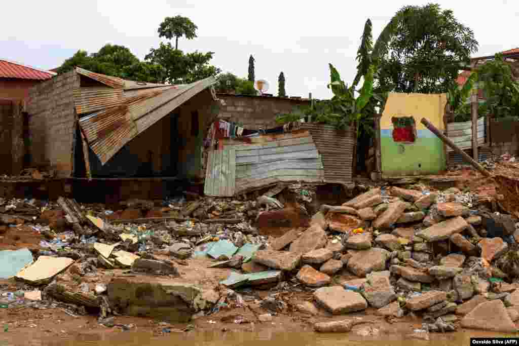 Vista geral de casas destru&#237;das no bairro Patriota, Luanda - Angola, a 20 de Abril, depois das fortes chuvas de 19.