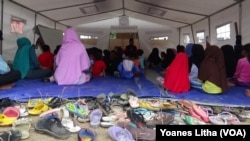 Anak-anak usia sekolah memadati tenda “kelas darurat” yang didirikan oleh Kemendikbud di lokasi pengungsian Petobo, Palu Selatan.