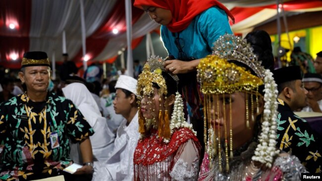 Image result for Hundreds of Indonesian couples celebrated New Year's Eve free mass wedding