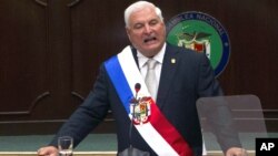 El presidente de Panamá, Ricardo Martinelli habla en el Congreso panameño, en enero. Ayer, opositores se tomaron el edificio para impedir la venta de acciones de las empresas mixtas en las que participa el Estado.