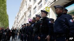 Polisye fransè ki sou plas nan Champs Elysees kote yon asayan te louvri kout zan sou yon patwouy polis epi touye yon polisye 20 avril 2017, Pari, Frans.