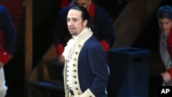 Lin Manuel Miranda y el elenco de "Hamilton" actuaron en los premios Tony en el Teatro Beacon en Nueva York, el domingo, 12 de junio de 2016.