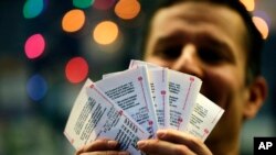 Millones de personas apuestan por ganarse la lotería Mega Millions que se juega el martes.