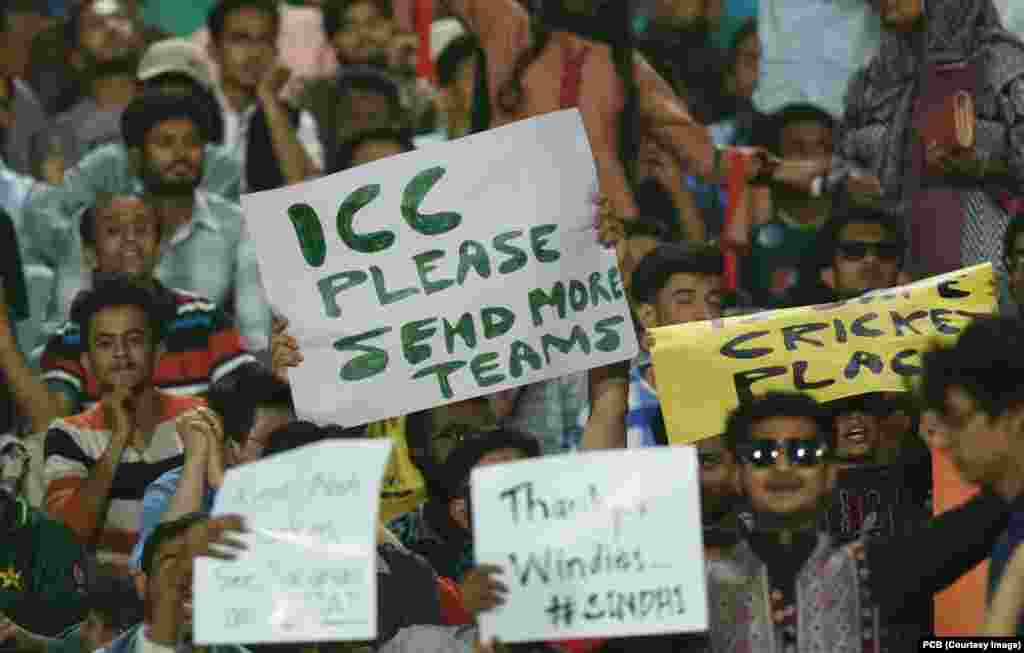 کرکٹ کے دیوانوں نے آئی سی سی سے اپیل کی ہے کہ مزید ٹیمیں پاکستان بھیجی جائیں۔