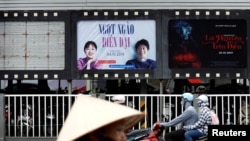 越南政府10月14日决定将《雪人奇缘》下架。图为《雪人奇缘》在河内的一张宣传海报被去除。