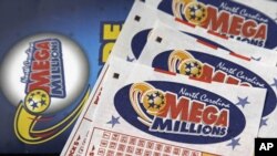 La foto de archivo muestra boletos de lotería Mega Millions en un mostrador en un centro de viajes cerca de Burlington, Carolina del Norte, Estados Unidos.