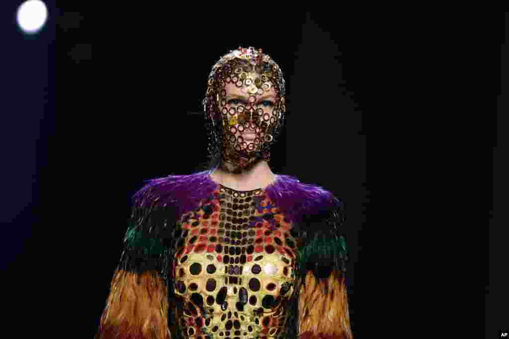 یک مدل در لباس برند ژان پل در نمایش لباس&zwnj;های منتخب برای پائیز و زمستان ۲۰۲۰، در هفته مد پاریس.&nbsp;ژان پل گوتیه طراح این مدل سالها برای &laquo;هرمس&raquo; کار می کرد و فرانسوی است.&nbsp;