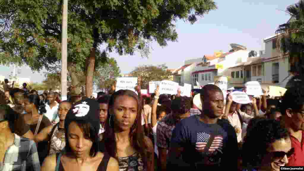 Cabo-verdianos manifestam-se contra aumento de salários e regalias dos políticos. Praia, 30 Março, 2015. Foto de Tey Alexandre. Cabo Verde