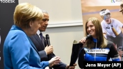 Američki predsednik Barak Obama i nemačka kancelarka Angela Merkel sa protezom nemačke biciklistkinje Denize Šindler, na sajmu u Hanoveru 