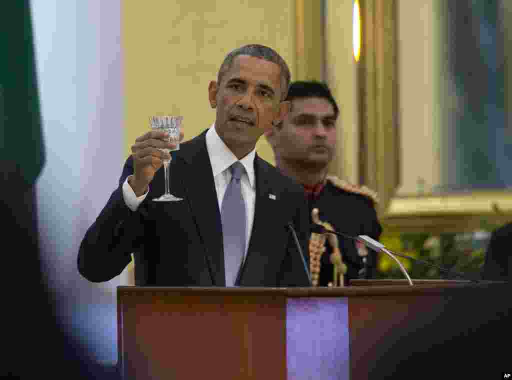 Presiden Barack Obama mengangkat gelas sembari menyampaikan sambutan pada acara makan malam kenegaraan yang diselenggarakan Presiden India Pranab&nbsp;​Mukherjee di&nbsp;​istana kepresidenan Rashtrapati Bhavan di New Delhi (25/1).