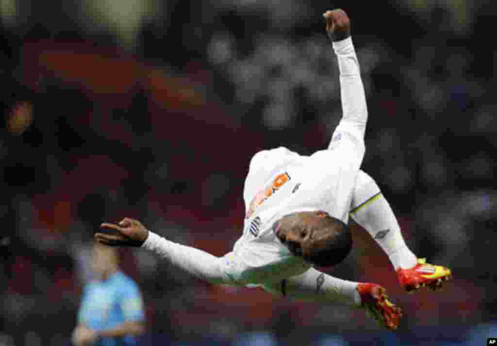 Borges of Brazil's Santos does a back flip as he celebrates after scoring against Japan's Kashiwa Reysol during their FIFA Club World Cup semi-final soccer match in Toyota, central Japan, December 14, 2011. REUTERS/Kim Kyung-hoon (JAPAN - Tags: SPORT SOC