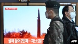 11일 한국 서울역에 설치된 TV에 올해 들어 북한 두 번째 탄도미사일 발사 관련 보도가 나오고 있다.