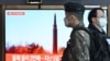 大眾走過首爾一處火車站顯示北韓試射導彈新聞的電視屏幕。(2022年1月11日)