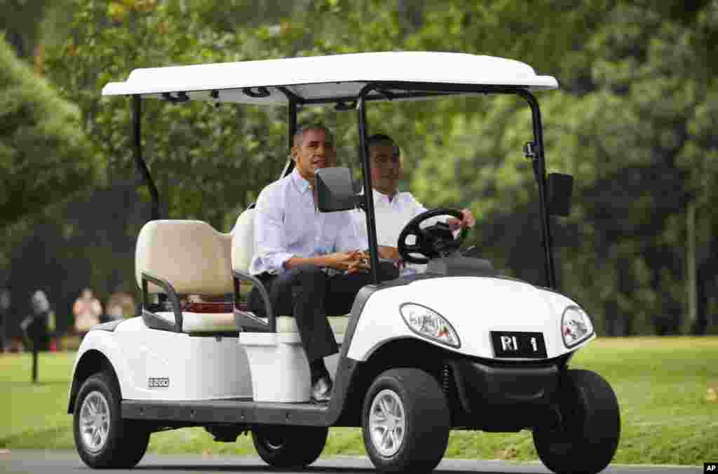 Barack Obama, à gauche, et le président indonésien Joko Widodo à bord d’une voiturette de golf lors de leur rencontre au palais présidentiel de Bogor, à Java Ouest, Indonésie, 30 juin 2017.
