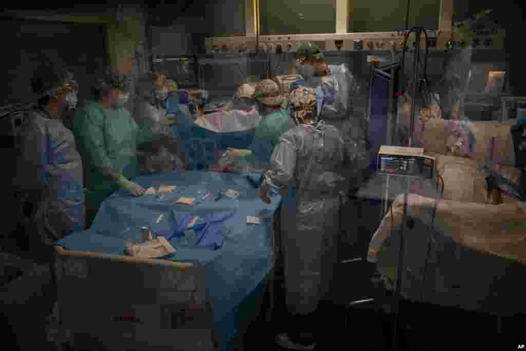 Doctors perform a traqueostdmy on a COVID-19 patient in critical care in Barcelona&#39;s Hospital del Mar the Intensive Care Unit, Spain.