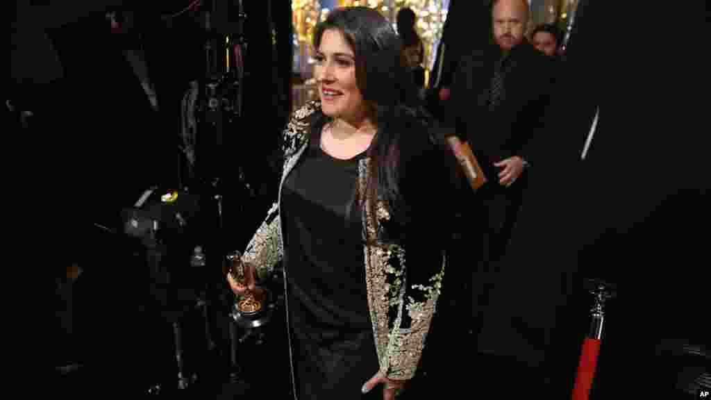 Sharmeen Obaid-Chinoy, gagnant du prix du meilleur documentaire, pose dans les coulisses de la cérémonie, 28 février 2016