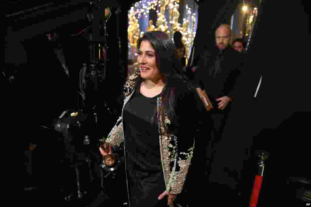 Sharmeen Obaid-Chinoy, pemenang film dokumenter pendek &quot;A girl in the river: the price of forgiveness,&quot; di belakang panggung acara Oscars, 28 Februari 2016, di Dolby Theatre, Los Angeles.