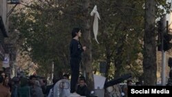 یکی از دختران خیابان انقلاب